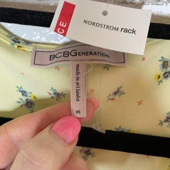 NWT BCBGeneration Ditsy Daisy Wrap Top - Picture 5 of 9